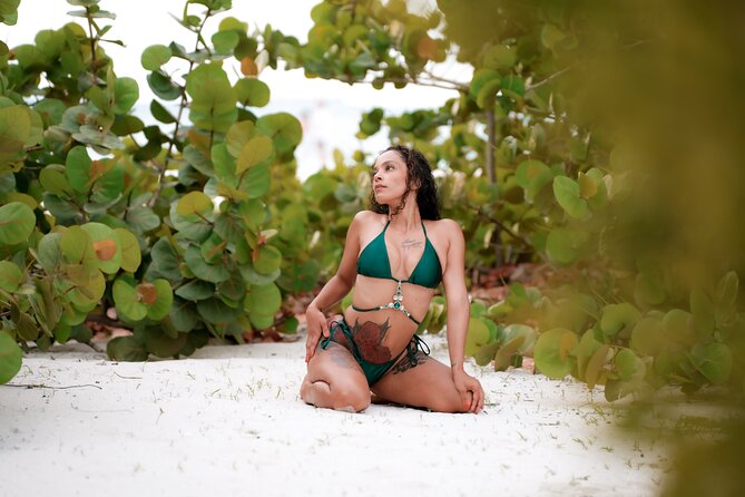 Private Vacation Photoshoot with Photographer in Aruba - Posing coaching that feels natural, not forced